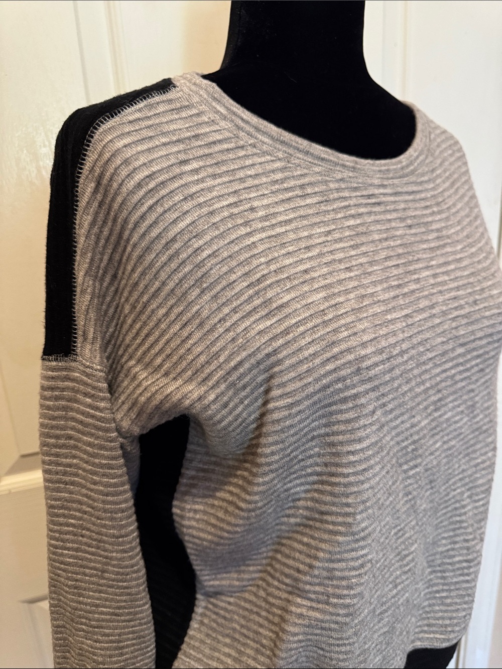 Minimal Ribbed Crewneck Sweater - Picture 2 of 8